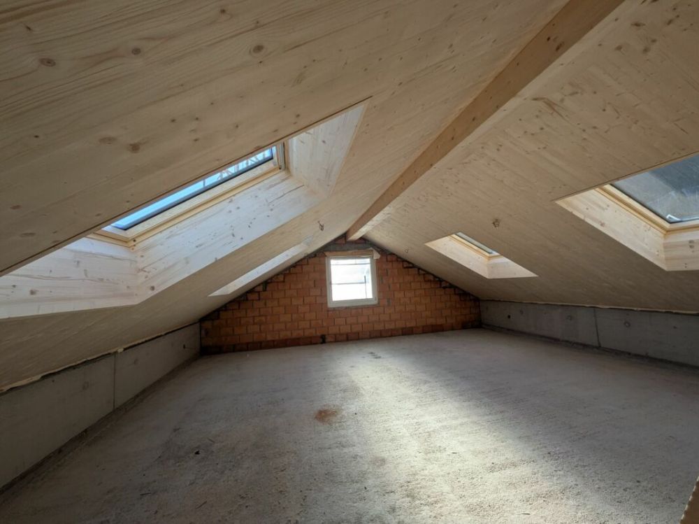 Neubau mit Lebensqualität - Hausteil mit eigenem Umschwung - Dachetage