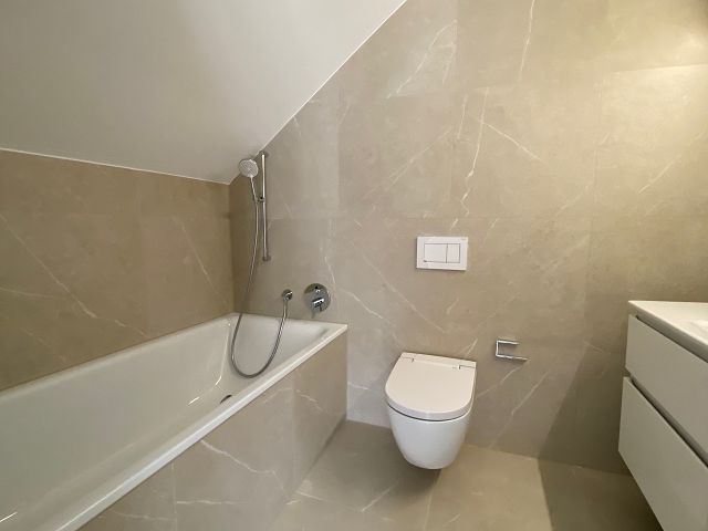 Charmante 4.5-Zimmerwohnung mit leichten Dachschrägen - Badezimmer en Suite