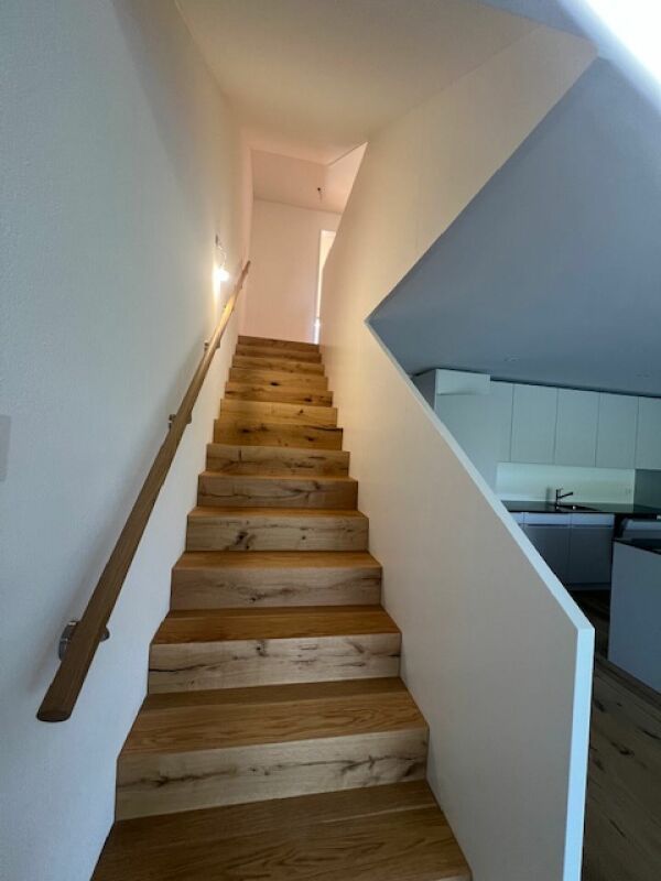 Wunderschönes "Reihenhaus" im Grünen und mit viel Wohnraum. - Aufgang zu den Schlafzimmern