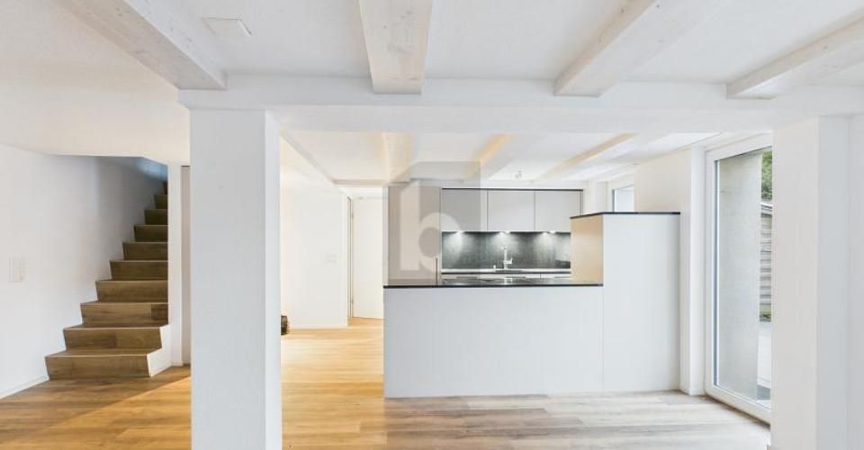 HOCHWERTIG KOMPLETT RENOVIERT - Maison jumelée 4.5 pièces - image - 1