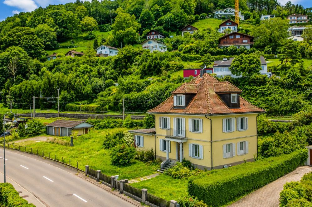 Baubewilligtes Projekt für drei Einfamilienhäuser, Seesicht inklusive -  Bild 2