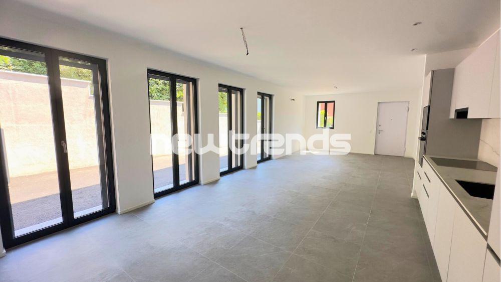 Hell und noch nie bewohnt. Separater Eingang und privater Garten. - open space + cucina