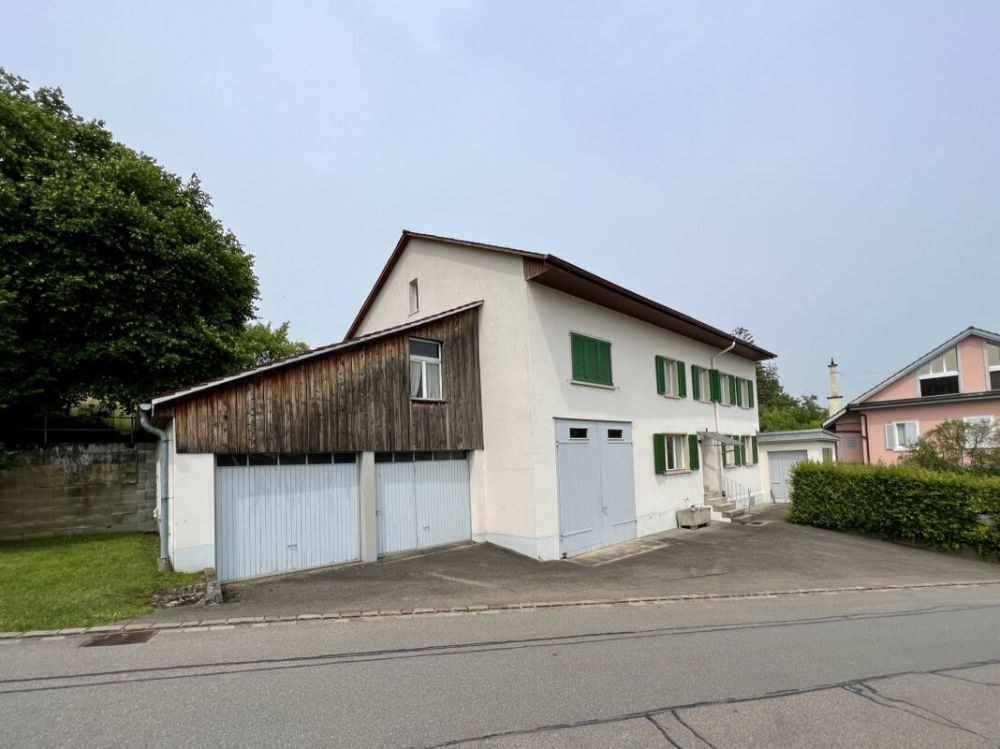 Liegenschaft mit grosser Landfläche und viel Bauland - Aussenansicht