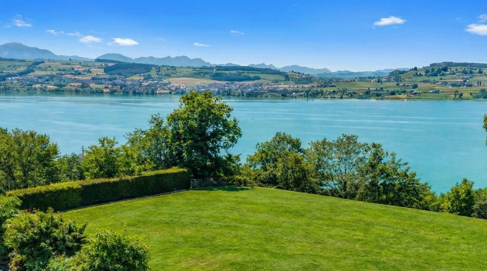 Grundstück mit uneingeschränkter Seesicht & Entwicklungspotenzial - [KI-optimiertes Foto]