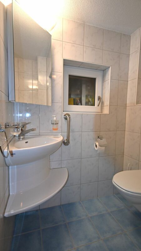 Freistehendes 5.5-Zimmer-Einfamilienhaus mit grossem Garten und Garage - Gäste-WC