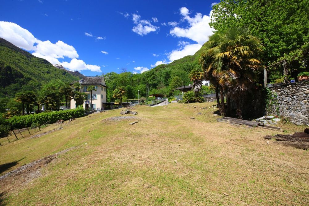 Luce, beton e legno incastonati tra il verde e le montagne Valmaggesi - Bild 6