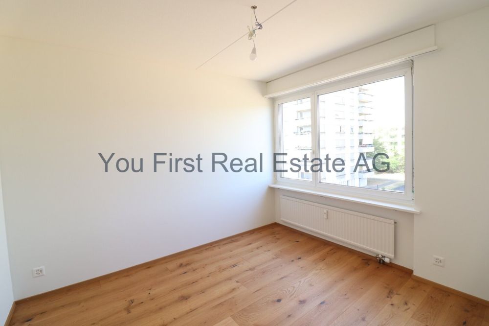 Eleganter Erstklassiger Ausbau inklusive Balkon - Helles Zimmer mit großflächiger Fensterfront und Heizanlage