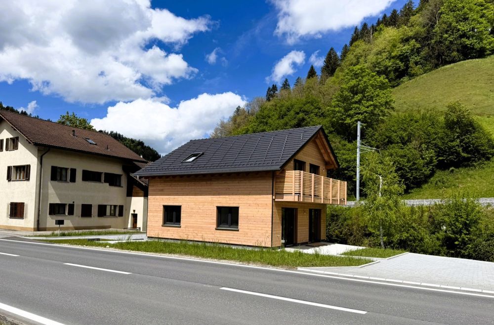 Modernes Einfamilienhaus in Wiggen, erbaut nach dem Minergie-Standard, mit großem Garten -  Bild 4