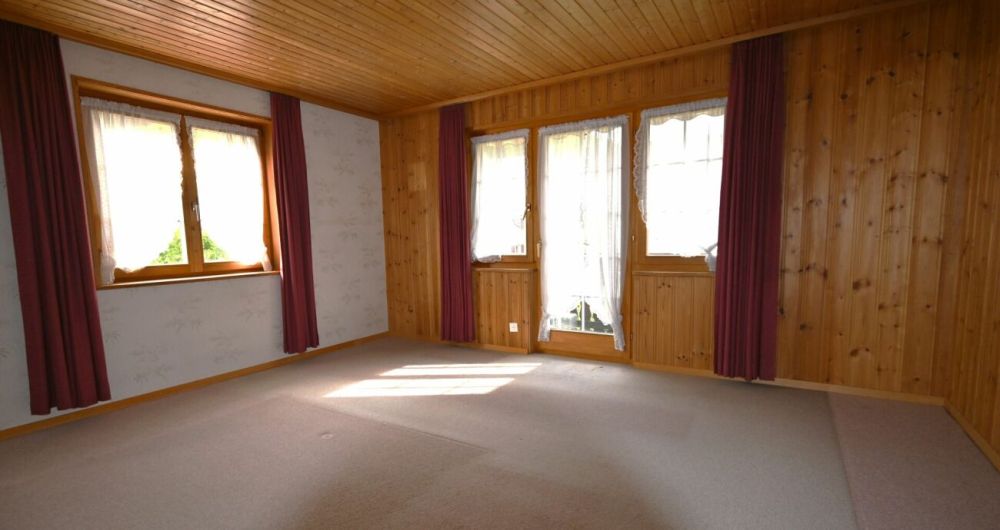 Freistehendes 5.5-Zimmer-Einfamilienhaus mit grossem Garten und Garage - Zimmer Obergeschoss mit Balkon
