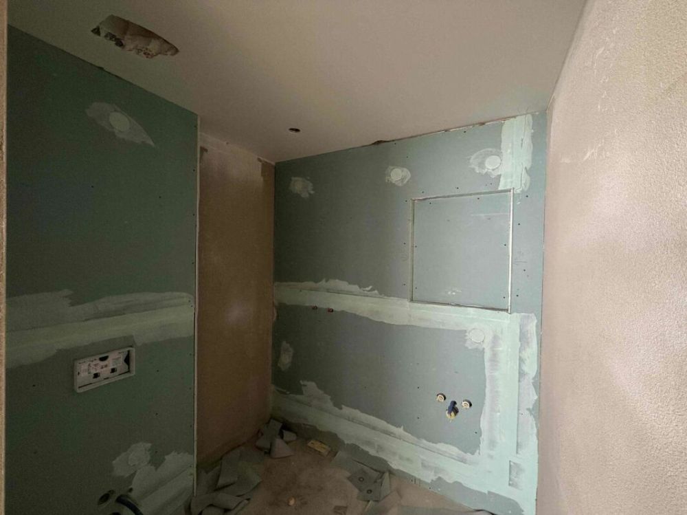 Bezug ab Juni 2026: Stadt trifft Natur - Ihre Traumwohnung in Flurlingen - Badezimmer mit bodenebener Dusche, WC, Lavabo im Rohbau