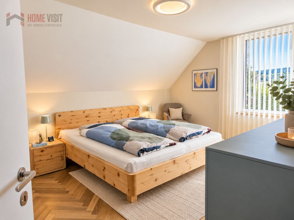 174 m² Wohntraum - exklusive Attika-Maisonette in Rifferswil - Helles Schlafzimmer