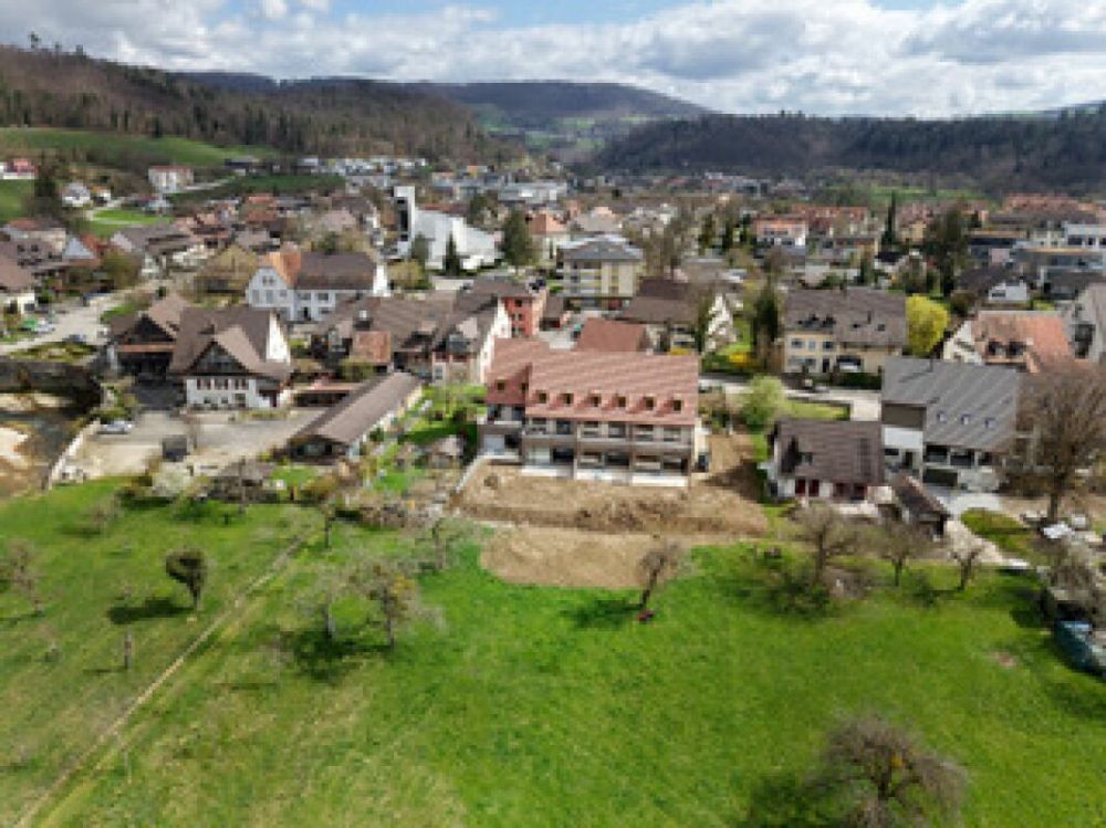 Wunderschönes "Reihenhaus" im Grünen und mit viel Wohnraum. - Drohnenaufnahme während der Bauphase