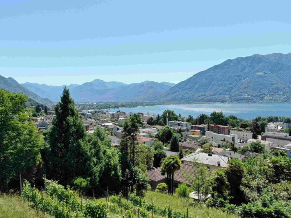 Magnifico attico da sogno con vista lago, wellness e piscina - Bild 1