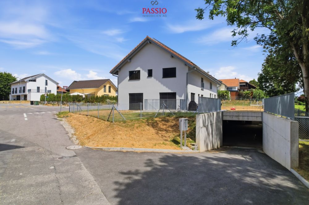 Exklusives 6.5-Zimmer-Doppeleinfamilienhaus mit grosszügigem Garten -  Bild 3