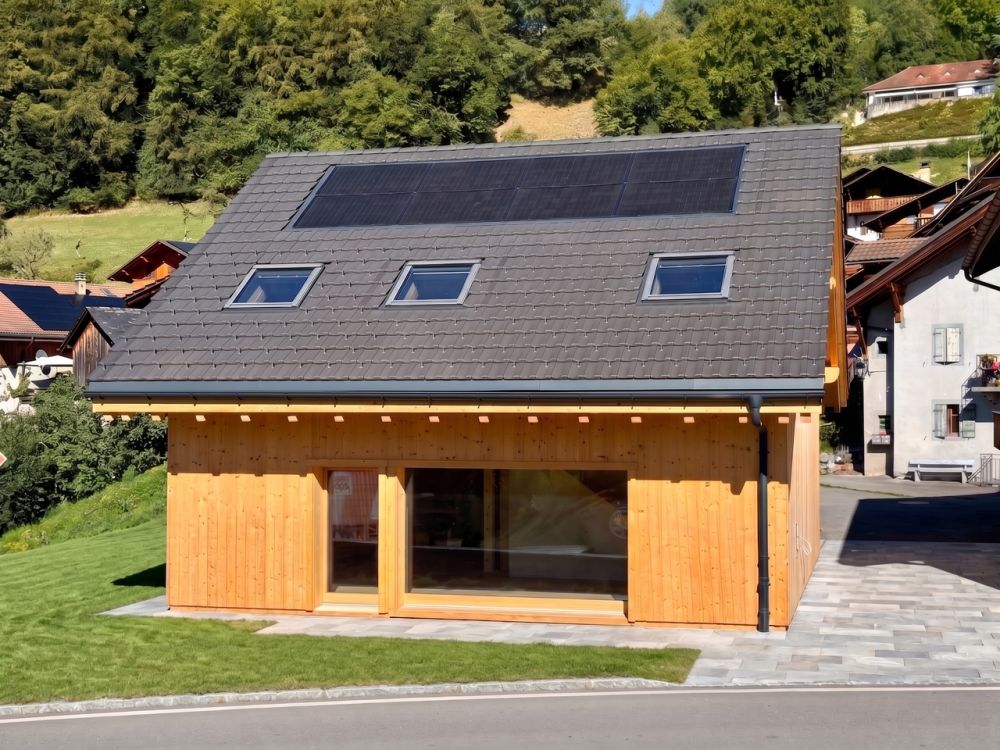 Alpen-Chalet mit Minergie-Standard zum Top-Preis - Musterhaus im Endbau / Maison témoin en phase finale de construction / Model home nearing completion / Casa modello in fase di completamento