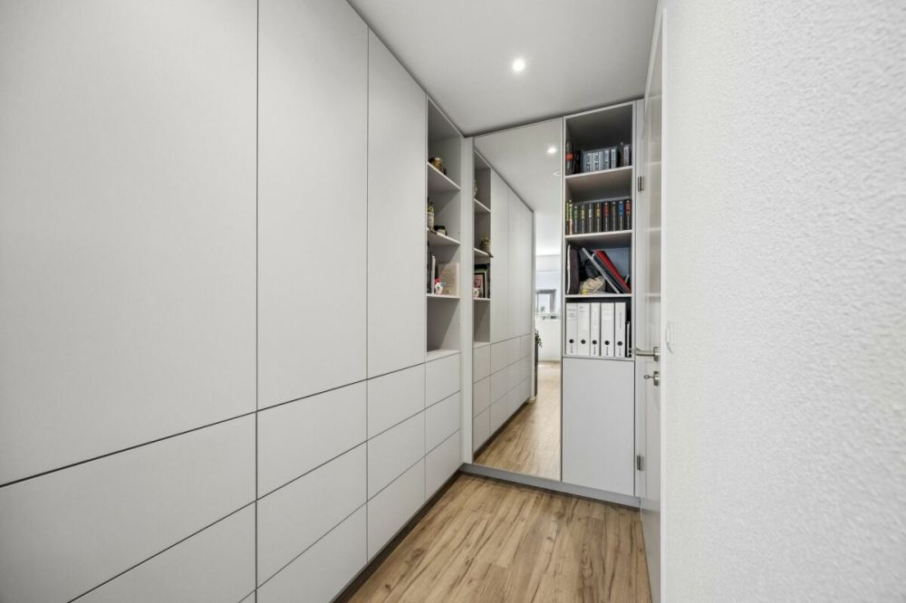 Neuwertige 2.5-Zimmer-Gartenwohnung mit viel Tageslicht - Begehbarer Kleiderschrank