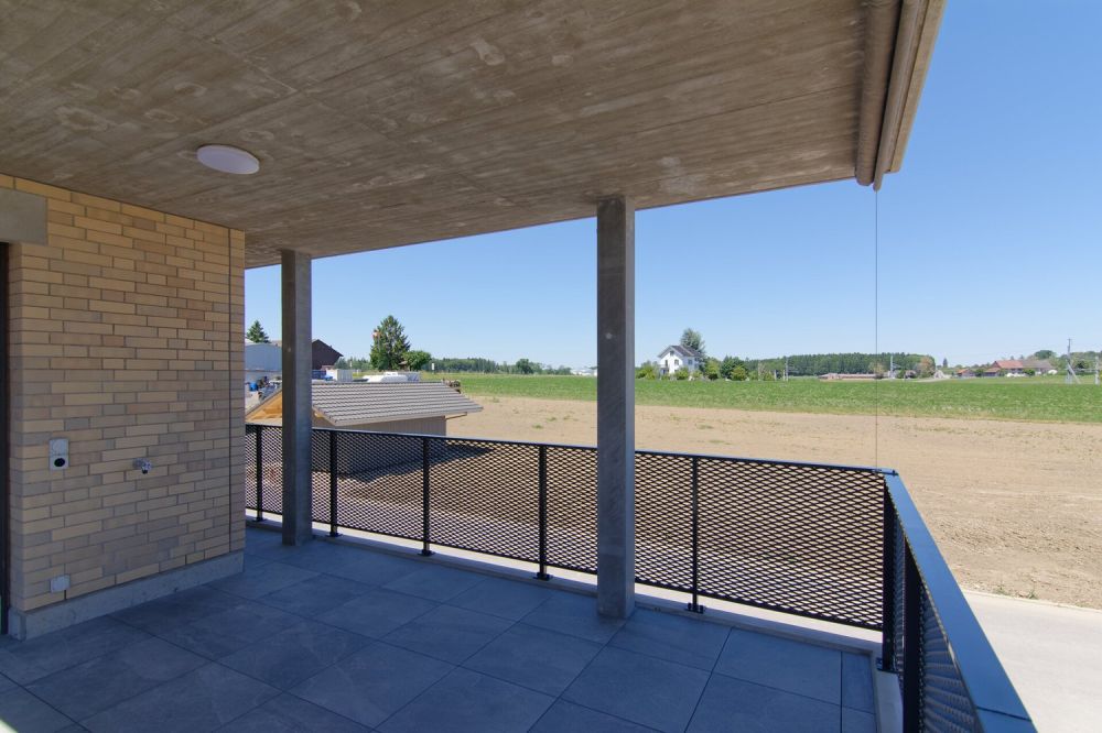 Erstbezug- 4.5-Zimmer Wohnung im 1. Obergeschoss mit Weitsicht - Gedeckte Terrasse mit Ausblick
