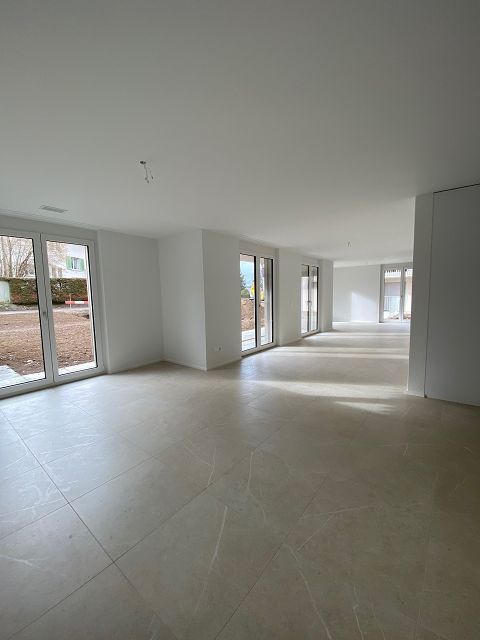 Grosszügige 4.5-Zimmer-Erdgeschosswohnung mit Sitzplatz und Garten - Wohnbereich