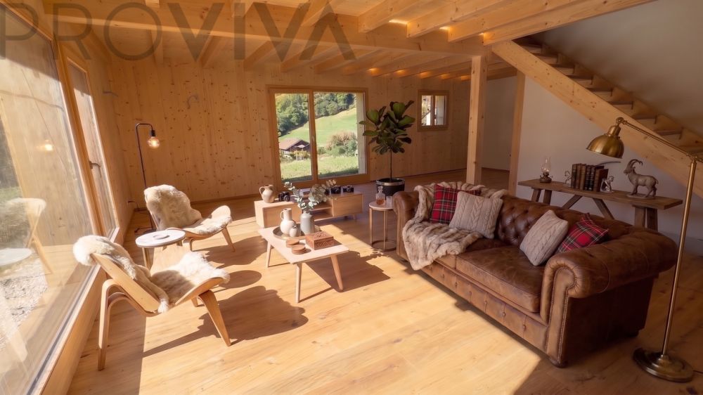 Alpen-Chalet mit Minergie-Standard zum Top-Preis - Wohnzimmer - grosse Fensterfront / Salon - grande baie vitrée / Living Room - Large Window Wall / Soggiorno - ampia vetrata