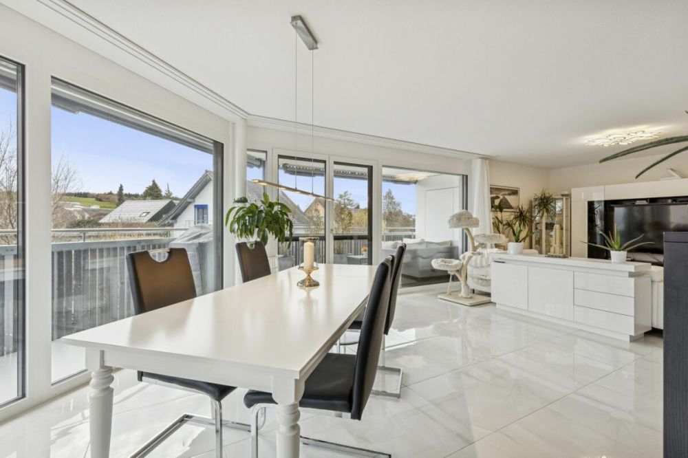 Moderne 5.5-Zimmer-Etagenwohnung mit Stil und Komfort - Ess- und Wohnbereich