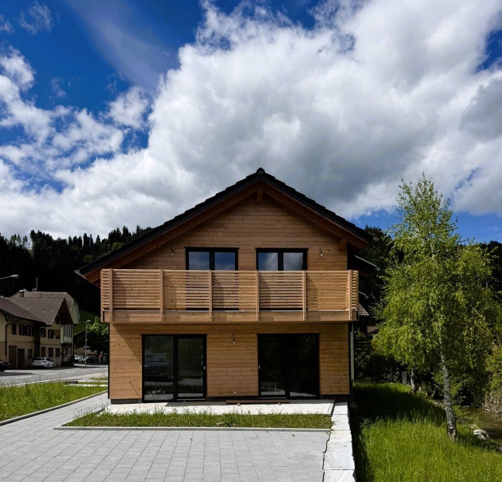 Modernes Einfamilienhaus in Wiggen, erbaut nach dem Minergie-Standard, mit großem Garten -  Bild 1