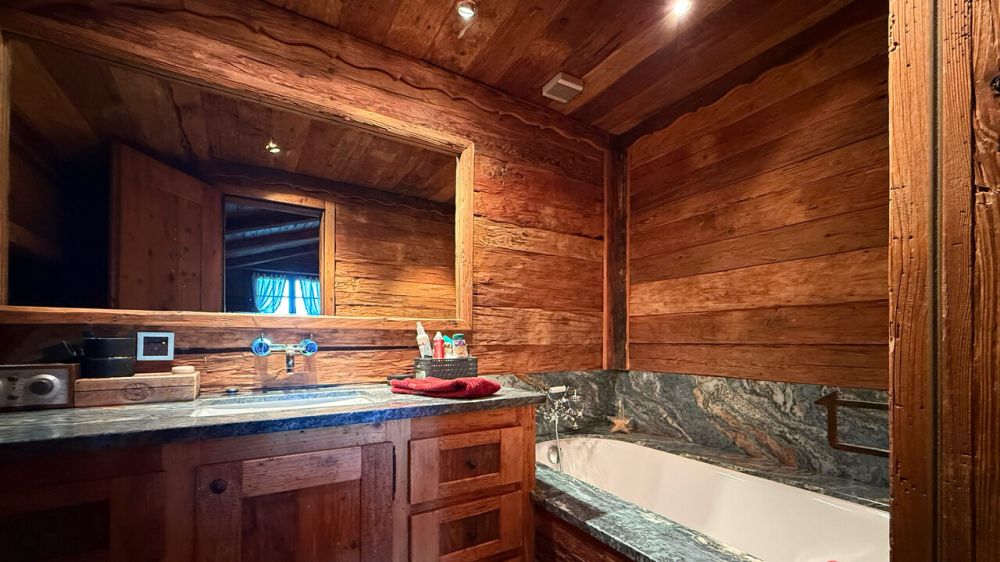 Chalet de luxe 6.5 pces + Mazot indépendant - Crans-Montana - Salle de bain du 1er étage / 1st floor bathroom / Bagno al 1° piano