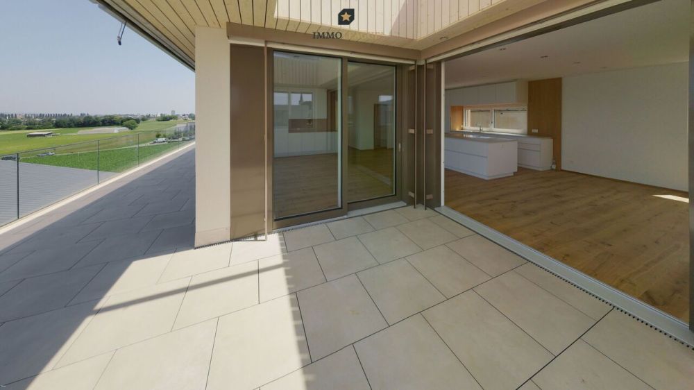 Exklusive Attikawohnung der Extraklasse. - Einladender Sitzbereich mit Beschattung und weitem Ausblick.