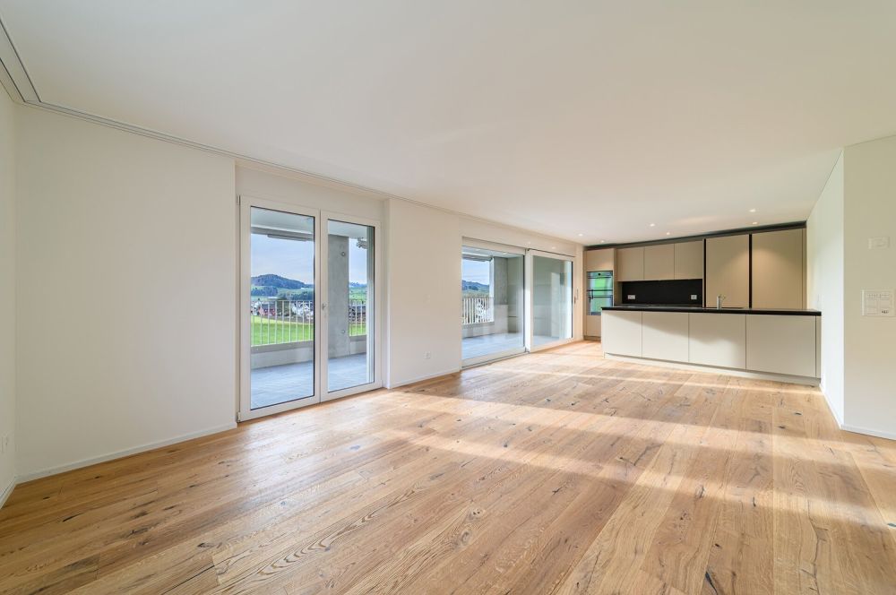 Ruhig und sonnig  schönes Wohnen im Dorf Ganterschwil - Wohn- und Essbereich | Musterwohnung B2.2