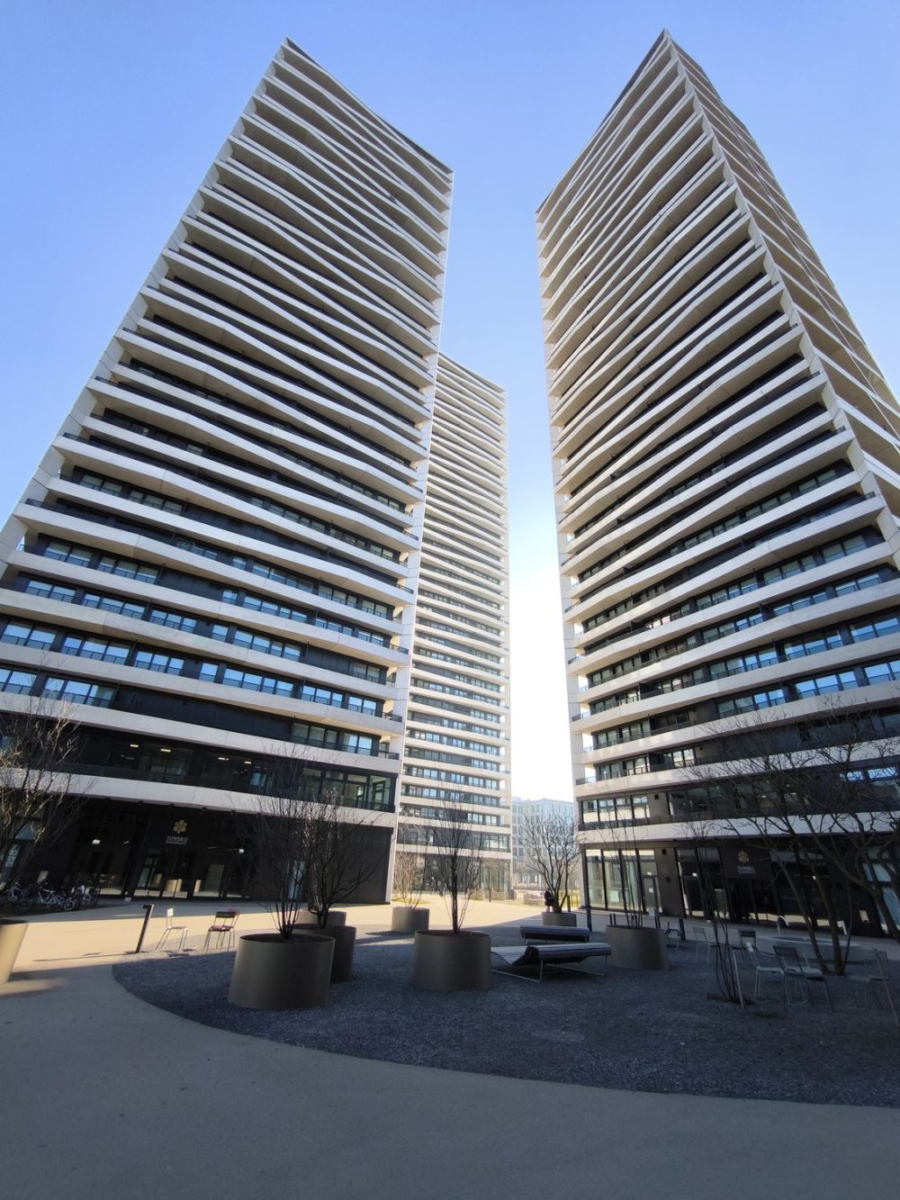 Exklusive, möblierte 2.5-Zimmerwohnung im Three Point Tower - 17.jpg