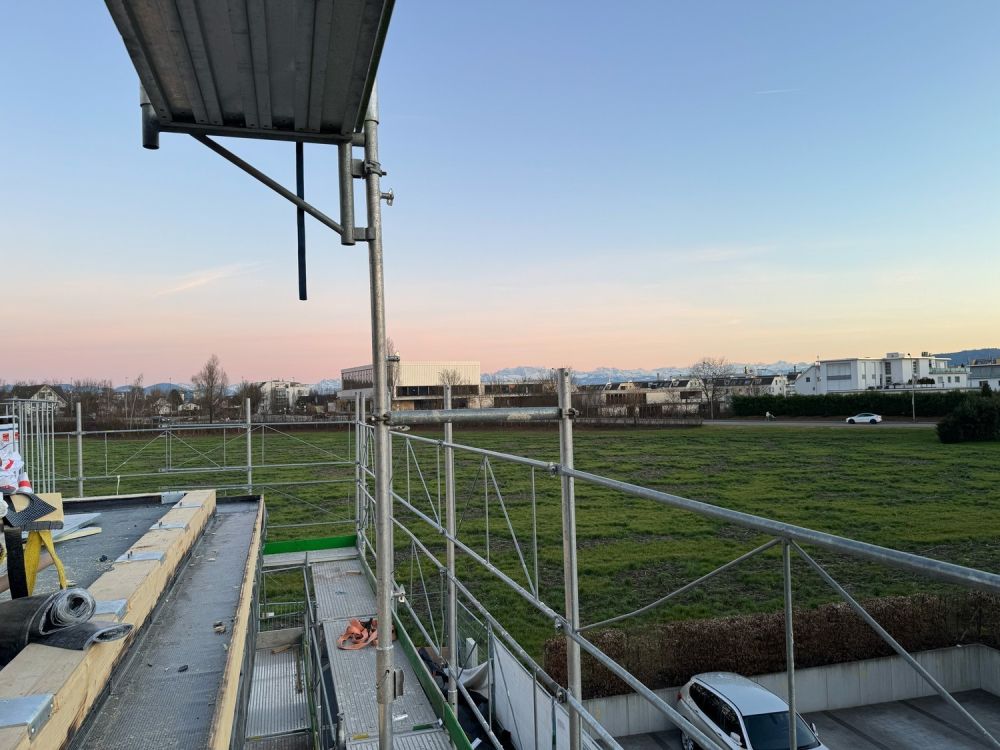 Lichtdurchfluteter 5.5-Zimmer-Hausteil mit grosser Terrasse - Ausblick Haus a