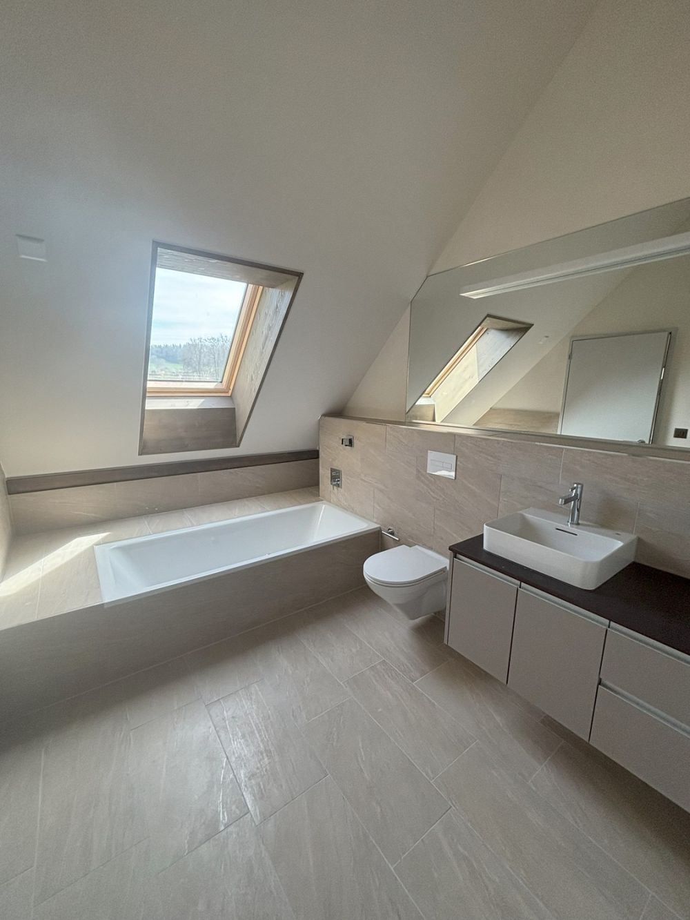 Neue 4.5 Zimmer-Maisonette-Wohnung mit charmanter Atmosphäre -  Bild 3