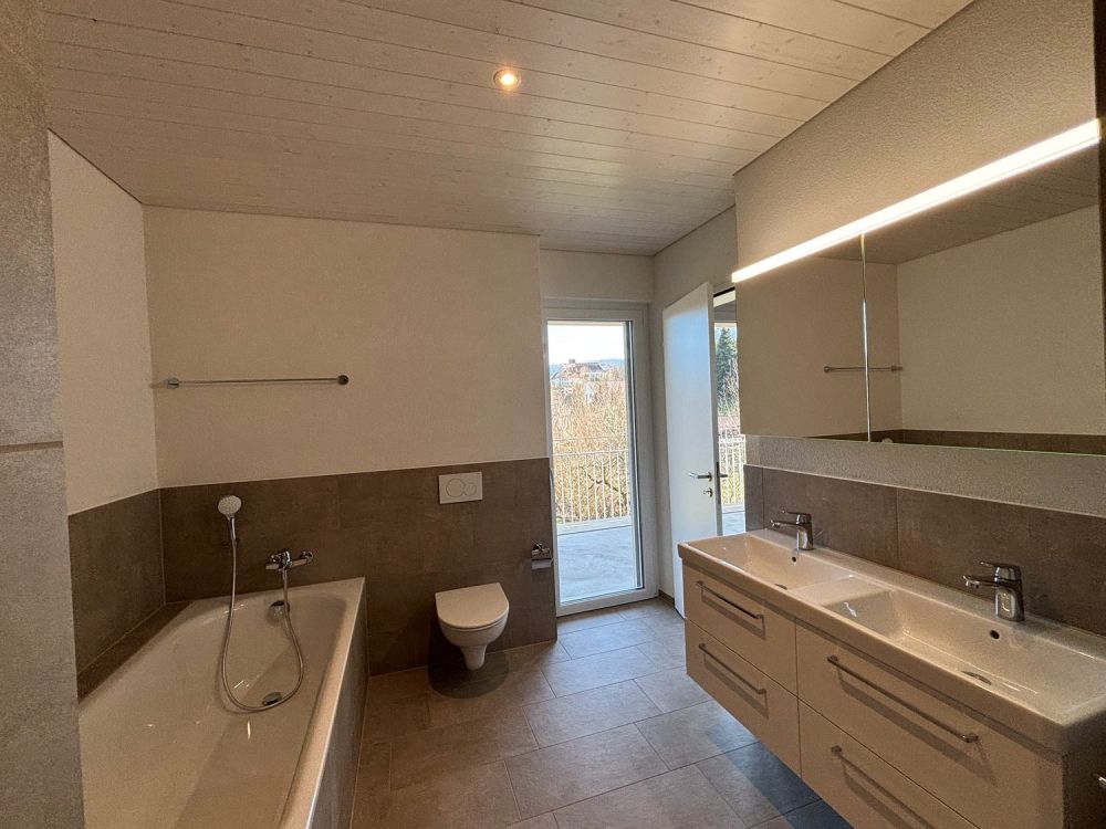 Moderne 4.5-Zimmer-Dachgeschosswohnung mit grossem Balkon – Wohnen an bester Aussichtslage -  Bild 9