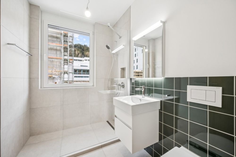 Neubau-Ferienwohnung im Dachgeschoss - Badezimmer mit Dusche
