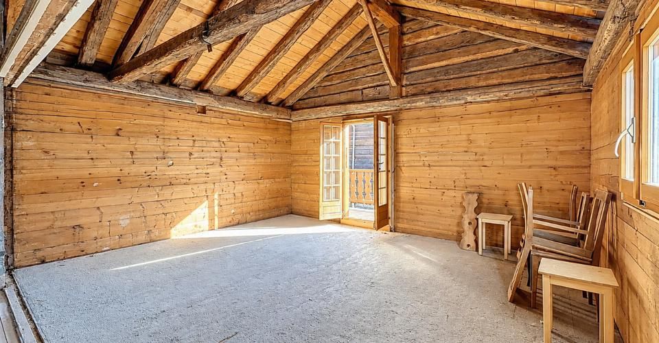 Chalet à rénover – L'âme d'une grange alpine à Sarreyer - Maison jumelée 4.5 pièces - image - 5