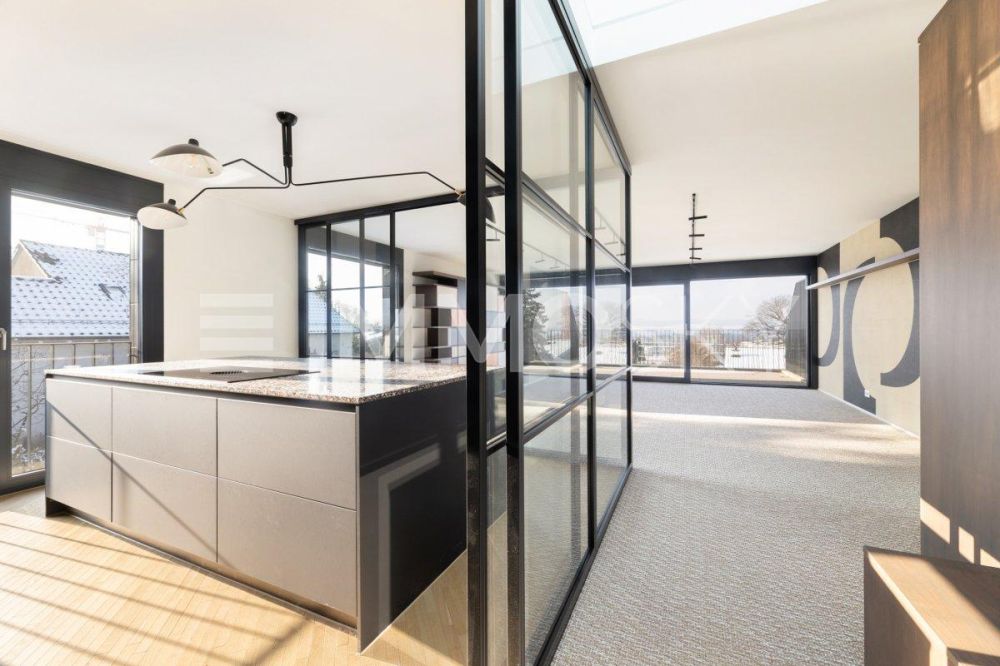 Attika-Juwel mit spektakulärer Aussicht - Designküche im Licht  Transparenz trifft Eleganz