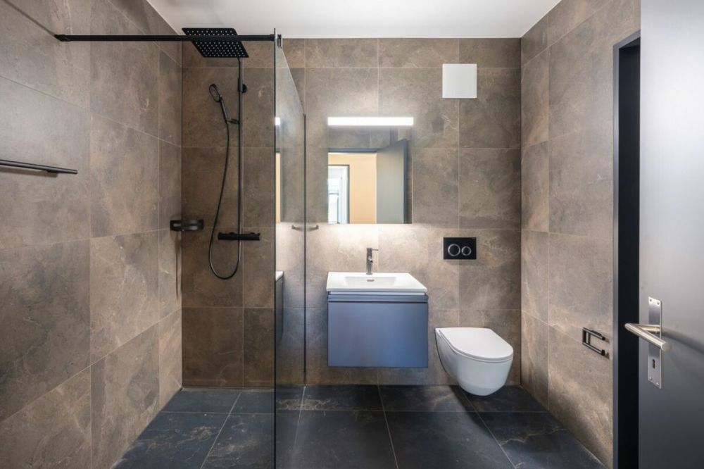 4.5 Gartenwohnung mit Blick auf die Aare - WC-Dusche mit Reduit