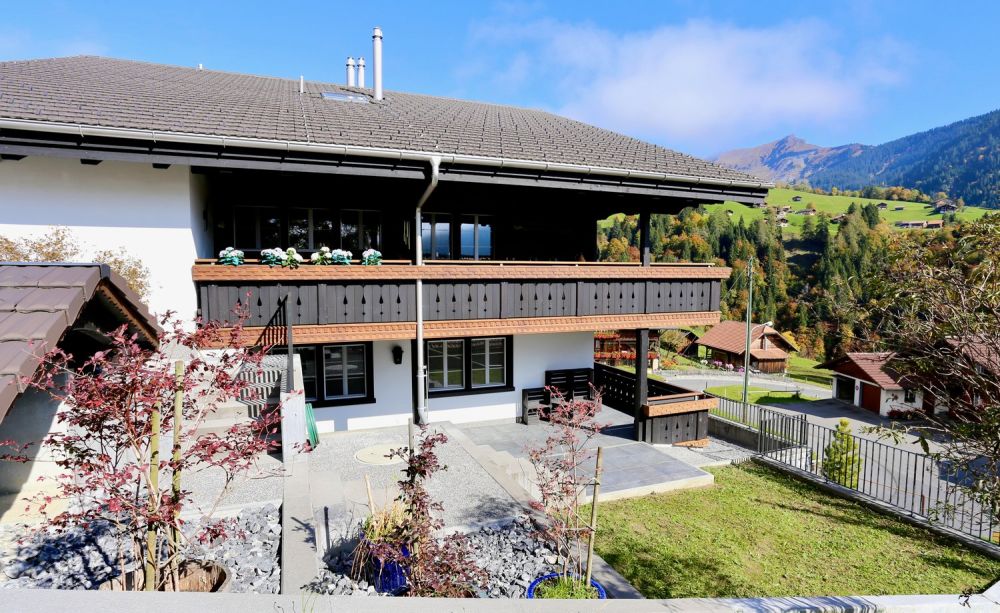 Neubauwohnung im Chaletstil mit separater Garage - Bild 1