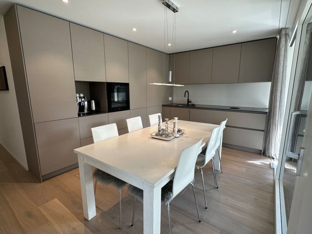 Möblierte exklusive 3.5-Zimmer-Wohnung  mit zwei Balkonen im Zentrum Thalwil - Küche / Essbereich mit Kaffeecorner