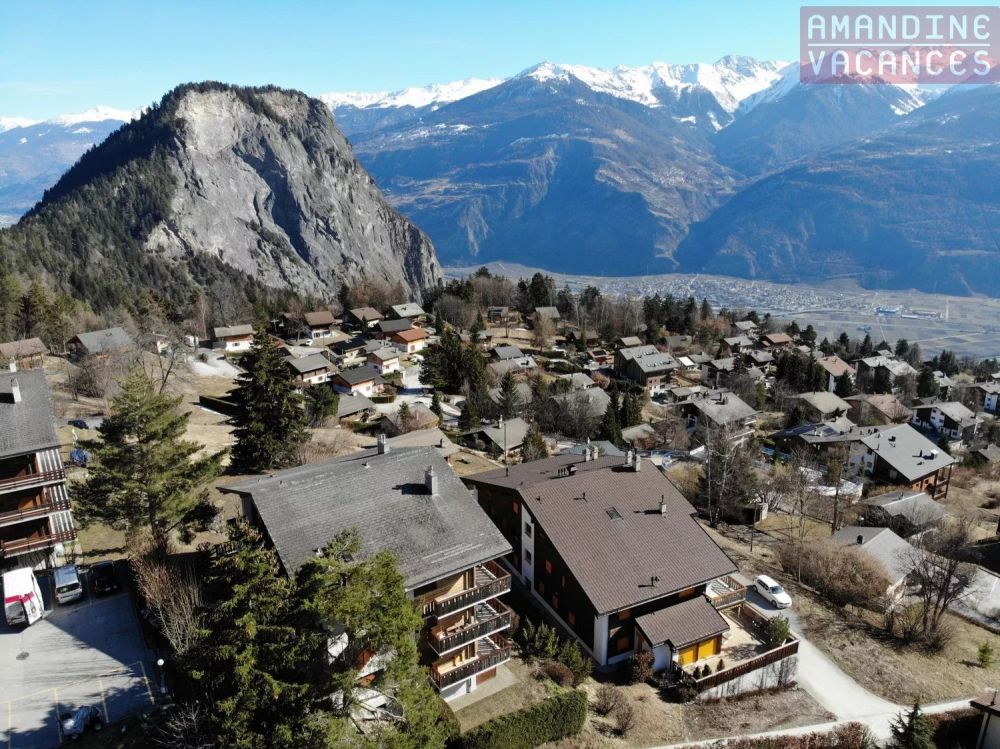 Chalet à construire sur les hauts de la station Ovronnaz - Vue aérienne de la parcelle et des résidences Plein Soleil