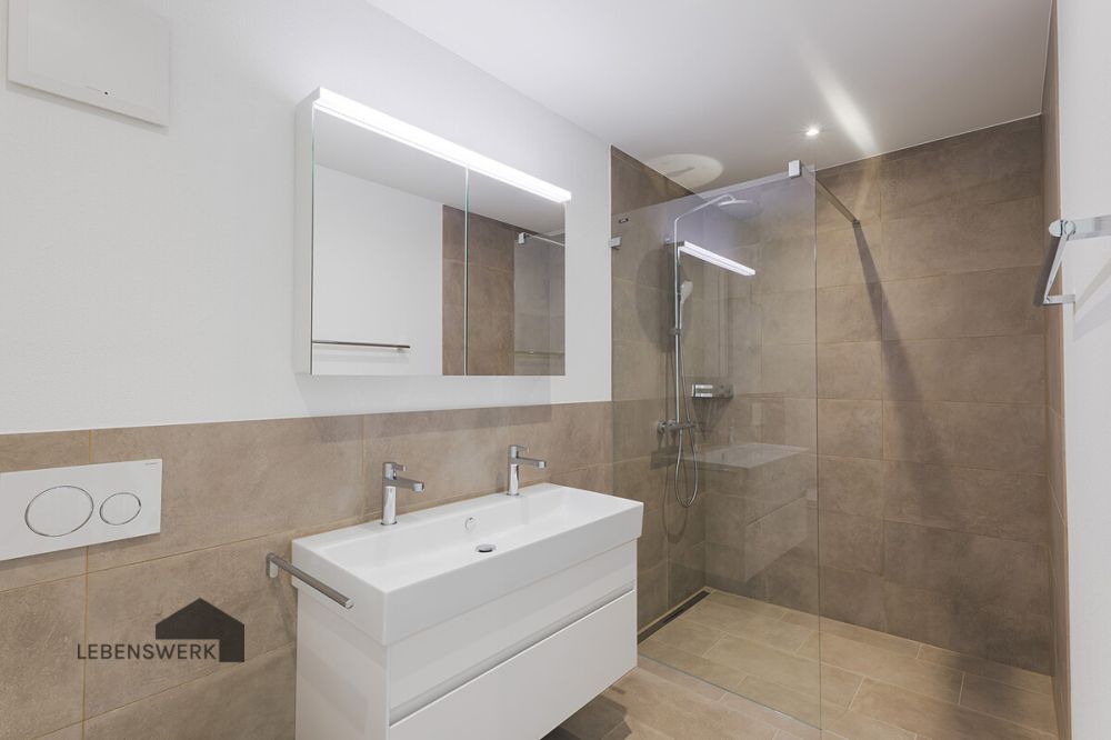 Grosszügige 4.5-Zimmer-Wohnung mit Option auf 5.5 Zimmer, Kreuzlingen - Ankommen und abschalten. Dieses Duschbad vereint warme Materialien, klare Formen und eine Atmosphäre, die jeden Tag ein kleines Spa-Erlebnis schafft