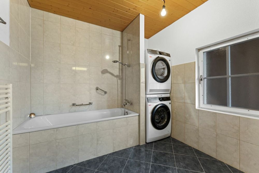 Zweifamilienhaus / EFH mit Einliegerwohnung - 4.5 Zimmer Haus