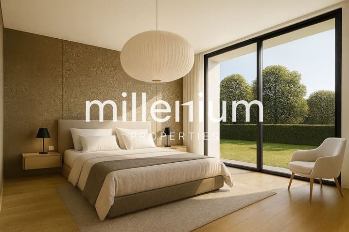 Villa contemporaine neuve à 100 m du Lac à Vésenaz - une chambre à coucher moderne avec un lit blanc, une grande fenêtre et une porte coulissante en verre qui mène à un balcon / a modern bedroom with a white bed, a large window and a sliding glass d