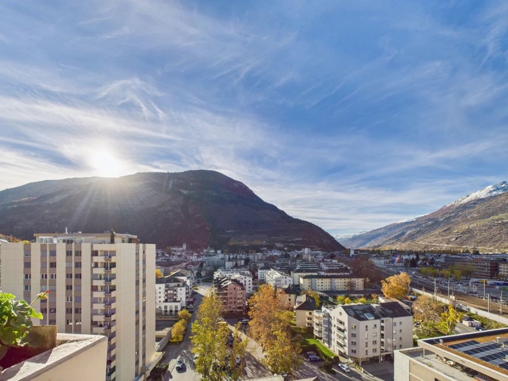 Sonnige zentrale Wohnung mit Panoramablick über Visp - Bild 1