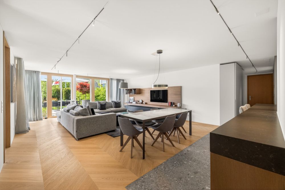 Euthal: exklusive 4.5-Zimmer-Gartenwohnung am Sihlsee - Geräumiges Wohn-/ Esszimmer