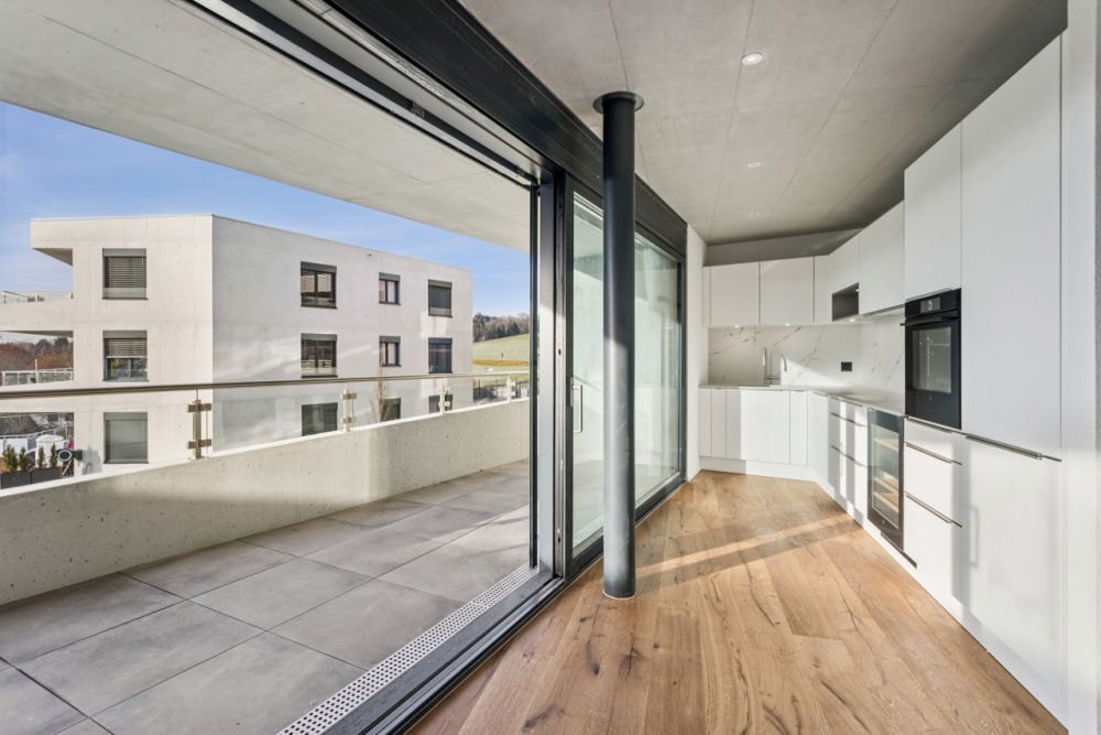 EXCLUSIVITE ! Magnifique appartement neuf de 5.5 pces à Belfaux - La cuisine avec accès au balcon