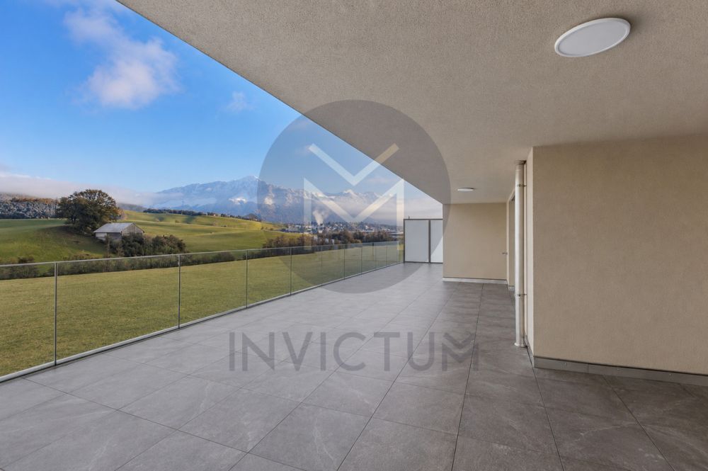 Attique d'exception à 5' de Bulle - Terrasse 67 m² & vue panoramique - Magnifique vue sur les montagnes / the view of the mountains and valley from the balcony of a modern home