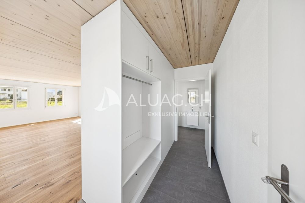 NEUBAU - 3.5 ZIMMER DUPLEX WOHNUNG - Moderner Entrée-Bereich  lichtdurchflutet und freundlich mit praktischer intergrierter Garderobe