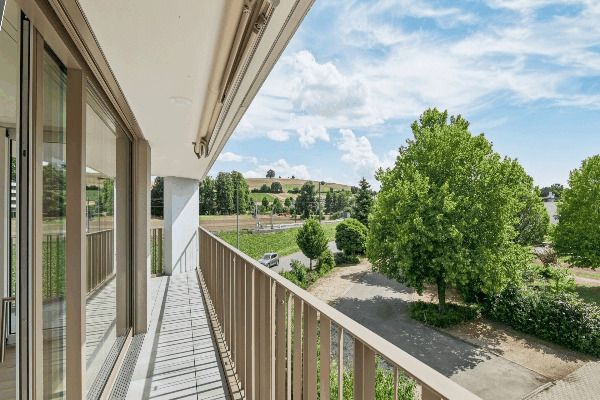 Murtensee vor der Tür - Exklusive 5.5-Zimmer-Dachwohnung - Aussicht vom Balkon und den Zimmern