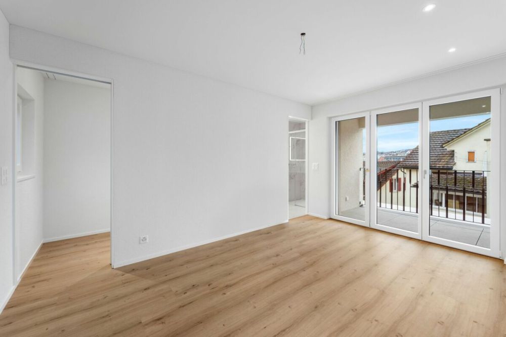 5,5 Zimmer-Doppeleinfamilienhaus - Schlafzimmer mit Zugang zum Bad