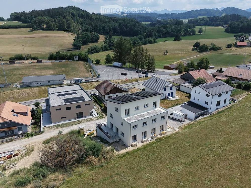 Moderne 6-Zimmer-Doppeleinfamilienhaushälfte in Giffers -  Bild 1
